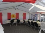 tafel en stoelen in tent